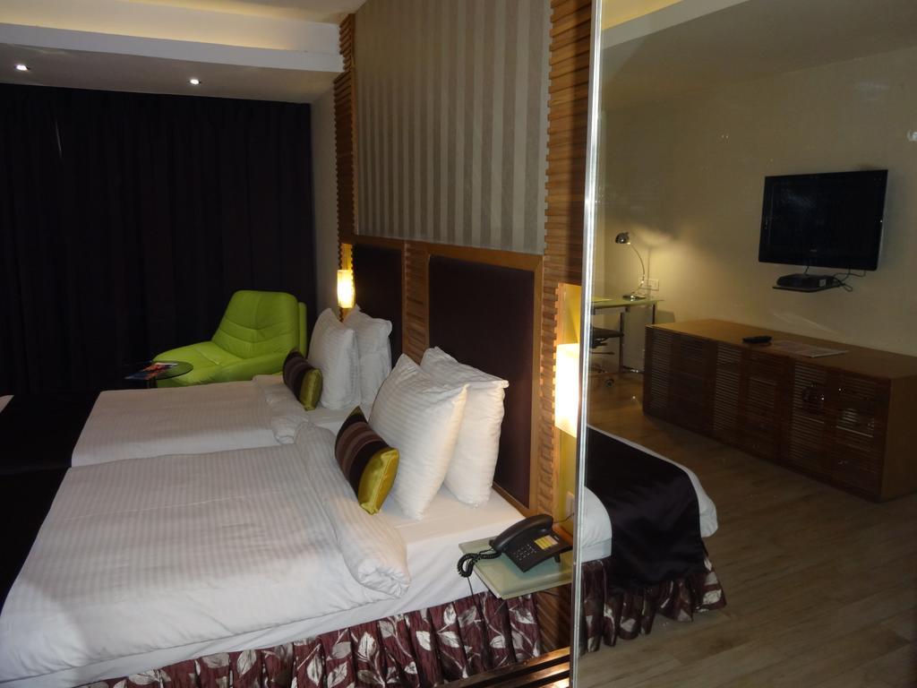 The Purple Leaf Hotels Hyderabad Bagian luar foto