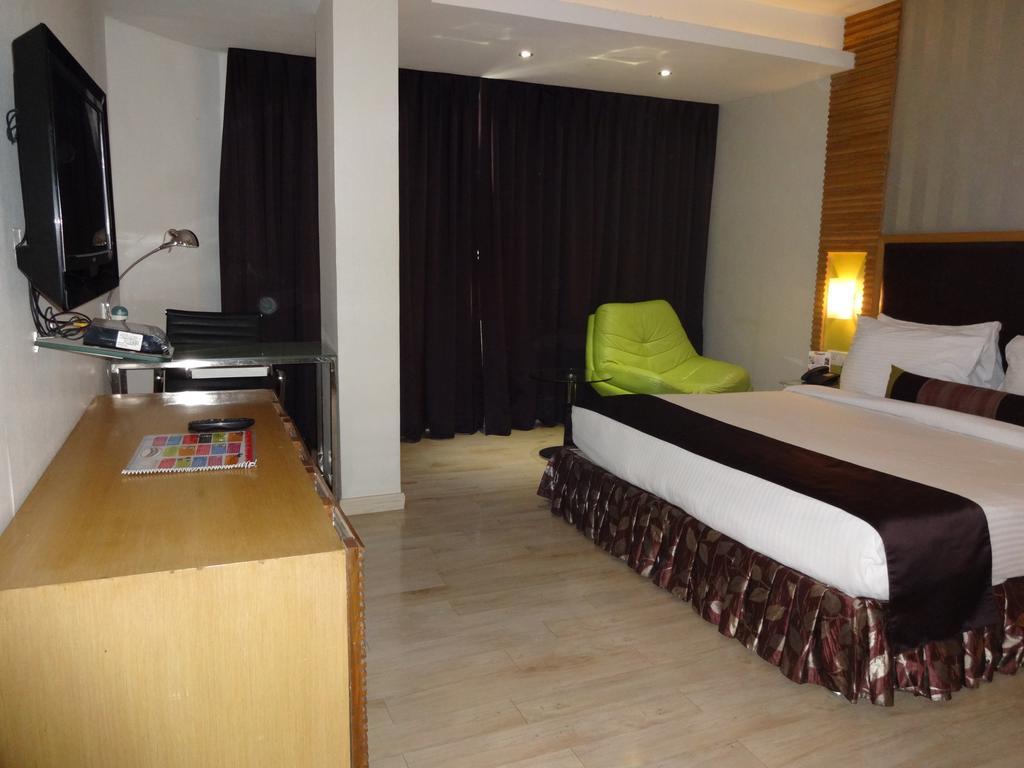 The Purple Leaf Hotels Hyderabad Bagian luar foto
