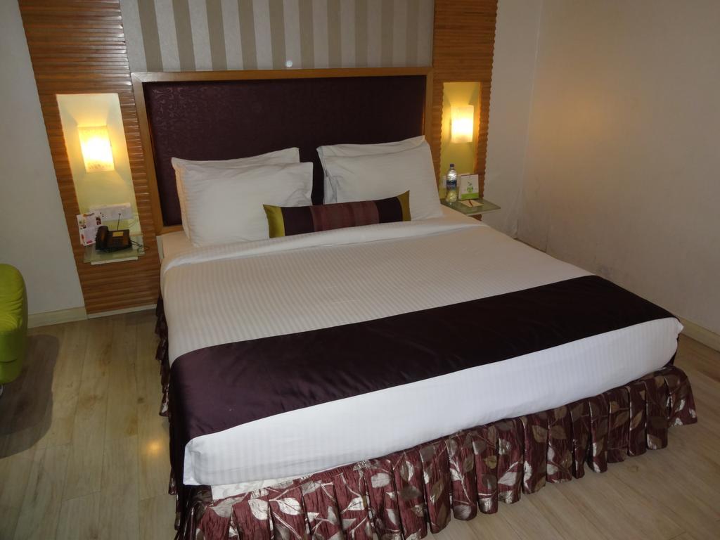 The Purple Leaf Hotels Hyderabad Bagian luar foto
