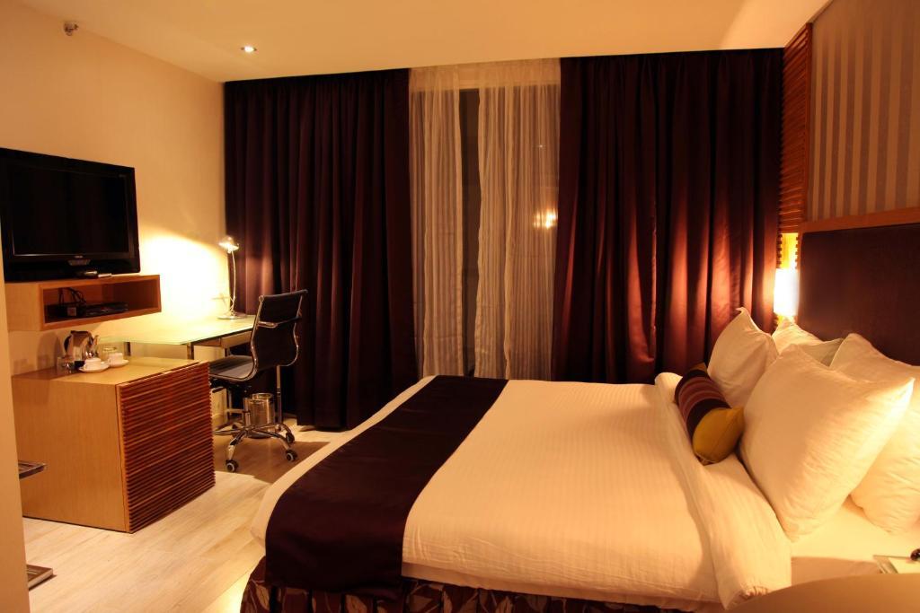 The Purple Leaf Hotels Hyderabad Bagian luar foto